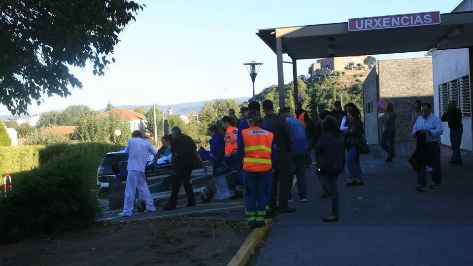 Momento en el que el herido de bala en Bóveda es trasladado al helicóptero. TOÑO PARGA
