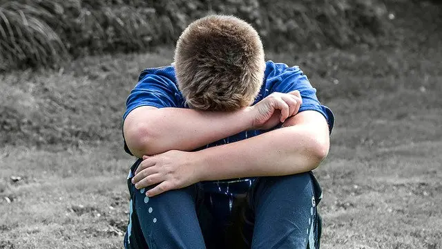 Podemos quiere prohibir toda forma de violencia contra los niños por leve que sea, como una bofetada o un azote. EP