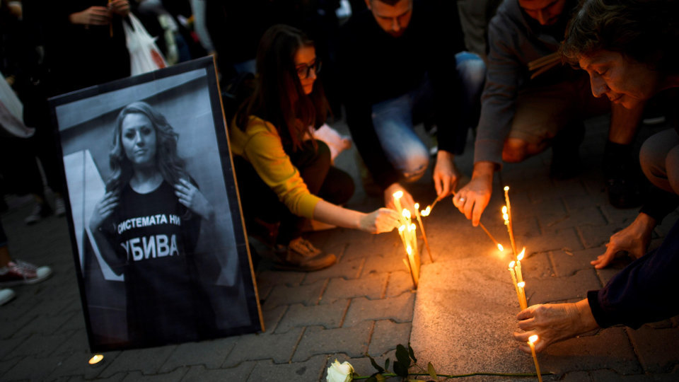 Varias personas participan en una protesta por el crimen que acabó con la vida de Viktoria Marinova. VASSIL DONEV (Efe)