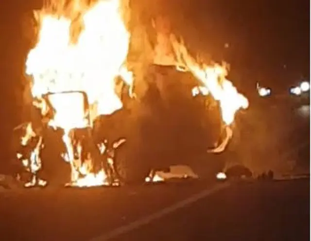 Uno de los coches implicados, completamente en llamas. EP