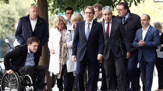 Mas (c), Homs (3d), Carles Campuzano (d), David Bonvehí (i), Joana Ortega (3i) e Irene Rigau (4i),a su llegada al Tribunal de Cuentas. EFE