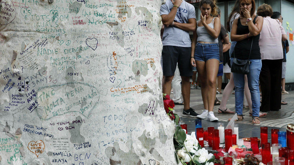Velas, flores y mensajes de apoyo comenzaron a surgir en el el lugar el día después de la tragedia. AEP