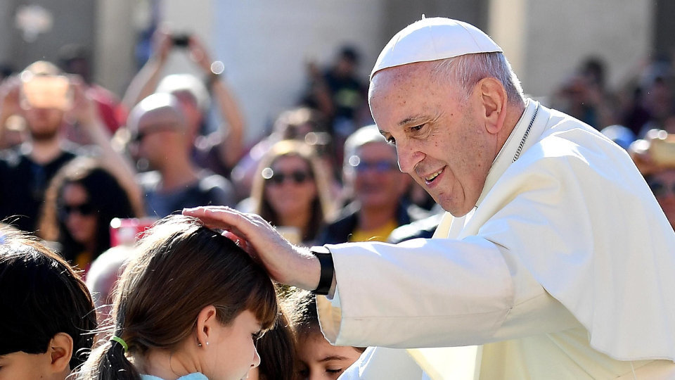 El Papa se acerca a una niña en la plaza de San Pedro.ETTORE FERRARI (Efe)