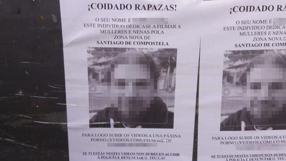 Carteles que alertan del individuo que se dedica a filmar a chicas por las calles de Santiago. EP