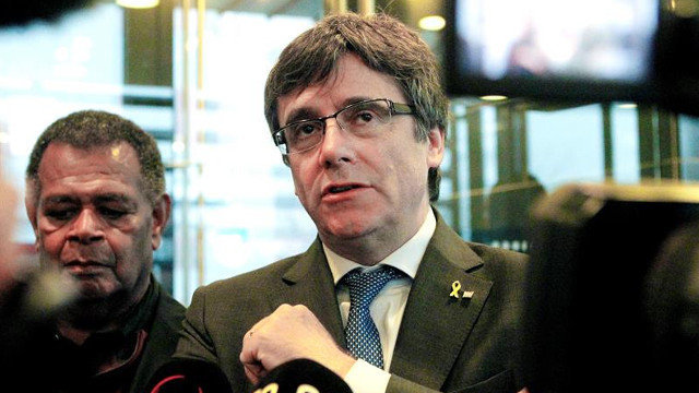 Carles Puigdemont atiende a la prensa antes de intervenir en la capital de la Islas Feroe. ALVUR HARALDSEN (EFE)