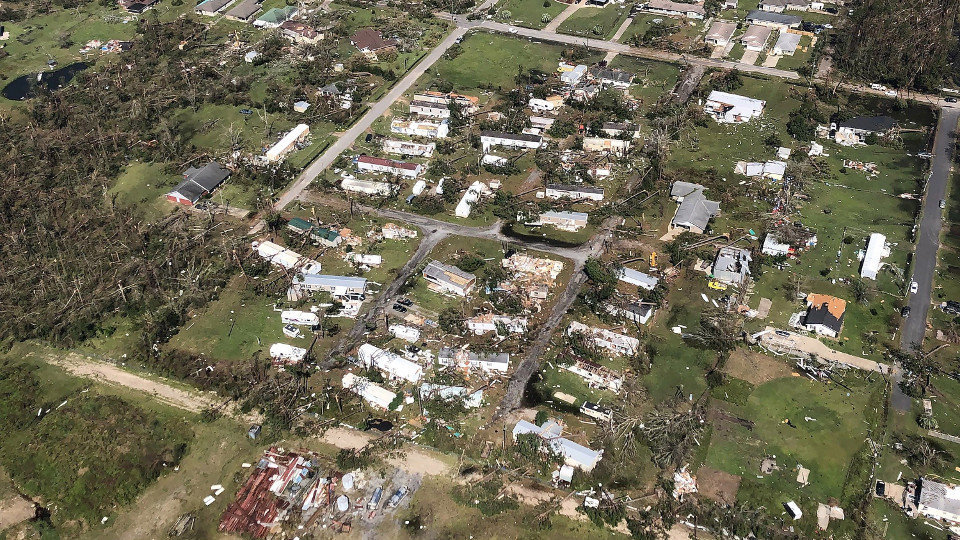 Fotografía aérea que mostra a desfeita ocasionada tras o paso do furacán Michael en Praia México, en Florida. EFE