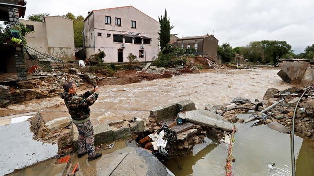 Daños causados por las inundaciones en Villegailhenc, Francia. GUILLAUME HORCAJUELO (EFE)