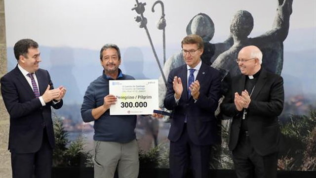 El madrileño Manuel Miguel Pozo Guerra recogió la acreditación de peregrino 300.000. XOÁN REY