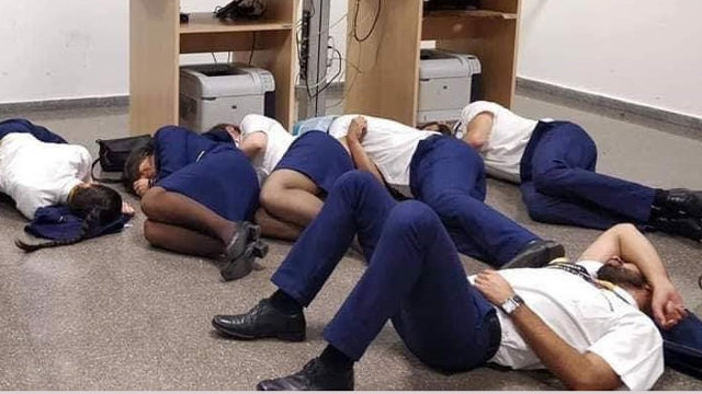 Trabajadores de Ryanair descansando en el aeropuerto de Málaga. USO