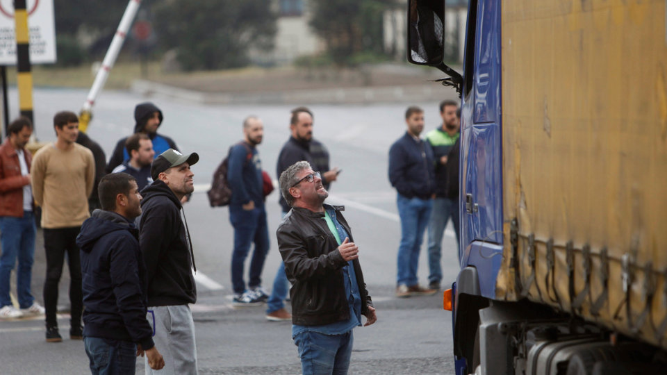 Miembros de la plantilla de Alcoa en A Coruña impiden el paso de un camión a la planta. CABALAR (Efe)