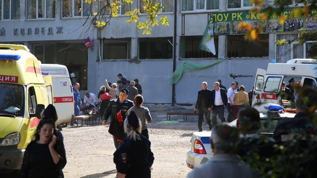 Personal de los servicios de emergencias atienden a varios heridos en el instituto de Crimeo. KERCH.FM