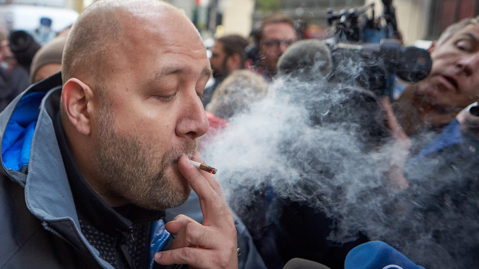 Un hombre se fuma un porro recién adquirido en una tienda en Montreal.ANDRE PICHETTE (Efe)