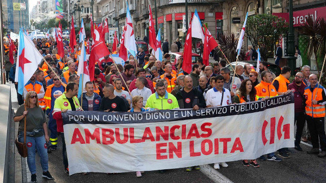 Representantes dos PACs en Pé de Guerra participaron en Vigo nunha mobilización que reclamaba melloras no sector das ambulancias. TWITTER