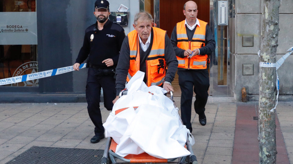 Los sanitarios trasladan el cadáver hallado en Valladolid.R.GARCÍA (Efe)