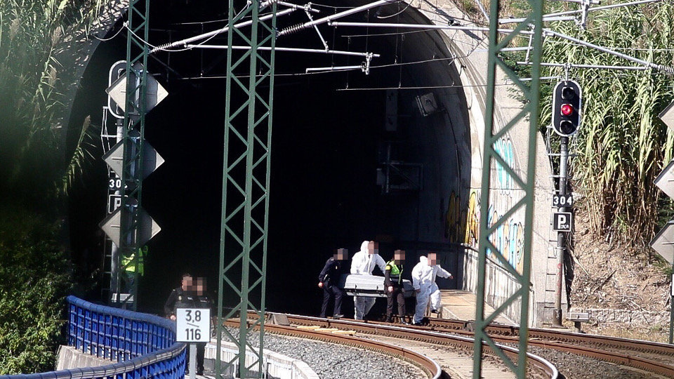 Las autoridades sacan el cadáver del túnel del tren. RAFA FARIÑA
