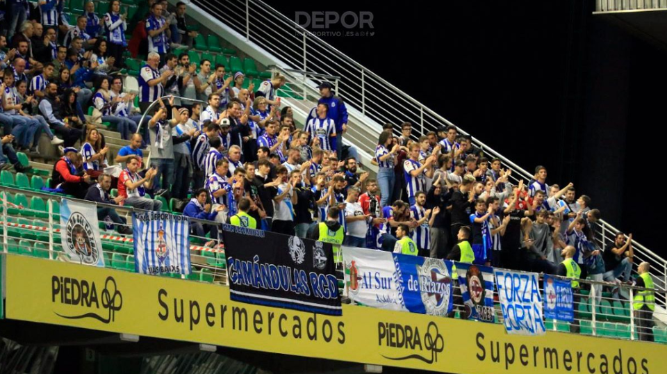 Los seguidores del Deportivo, durante el partido. @RCDeportivo