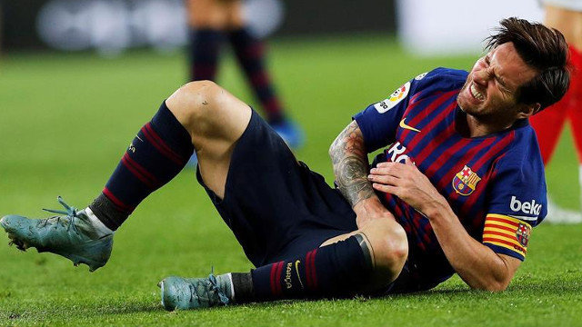 Leo Messi, dolorido tras una jugada durante el encuentro entre el Barcelona y el Sevilla. ALEJANDRO GARCÍA (EFE)