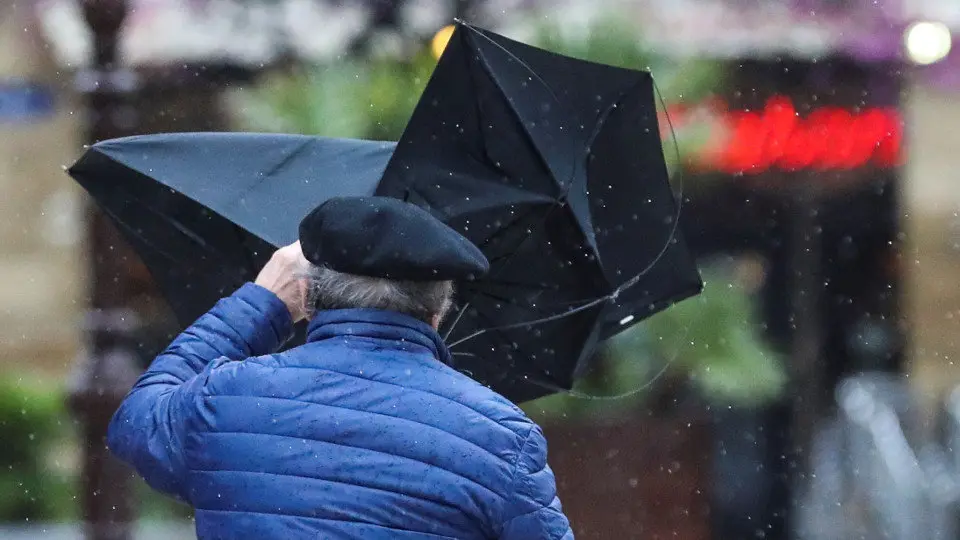 Mal tiempo, lluvia, fr&iacute;o. JAVIER ETXEZARRETA (EFE)