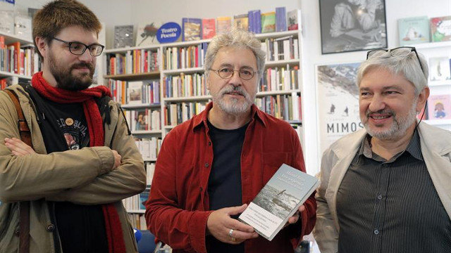 Manuel Rivas (centro), durante la presentación del libro en Santiago. LAVANDEIRA JR. (EFE)