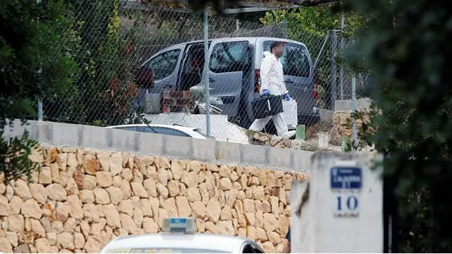 Miembros de la Policía Científica en las vivienda del término municipal de Finestrat, Alicante. MANUEL LORENZO (EFE) 