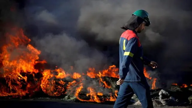 Concentración de los trabajadores de la fábrica de Alcoa en A Coruña. CABALAR