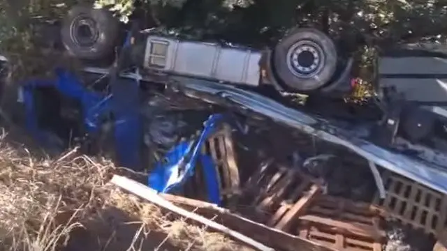 El camión volcado. YOUTUBE (LA REGIÓN)