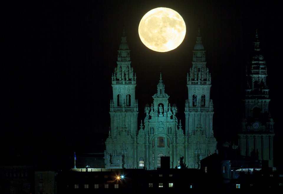 Luna llena entre las torres de la catedral de Santiago. LUIS POLO