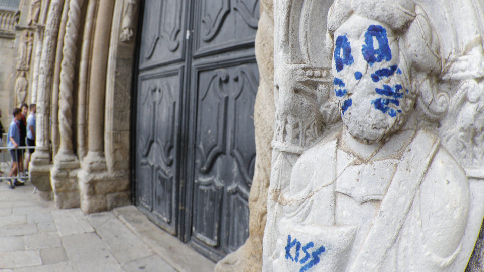 Pintada vandálica en la Catedral de Santiago.AEP