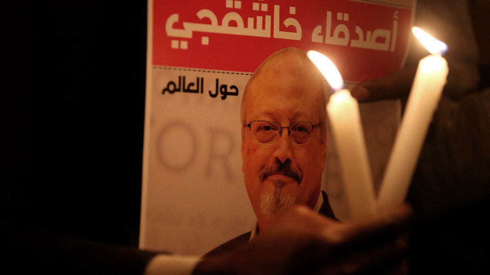 Personas muestran imágenes de Jamal Khashoggi durante una manifestación frente al consulado de Arabia Saudí en Estabul. ERDEM SAHIN (EFE)