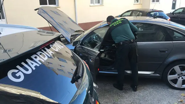 Un guardia civil inspecciona uno de los coches en la investigaci&oacute;n por el trucaje de los cuentaquil&oacute;metros. DP