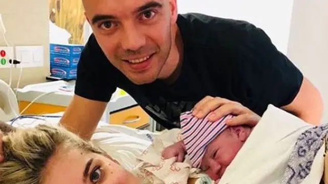 Aspas y su esposa, con Mía