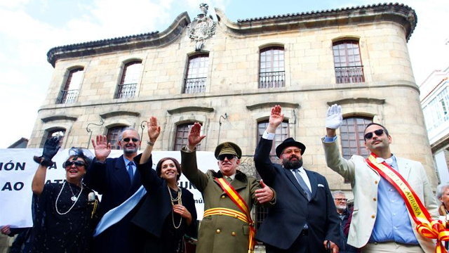 Una marcha ciudadana recorre A Coruña para reclamar a los Franco la Casa de Cornide. CABALAR