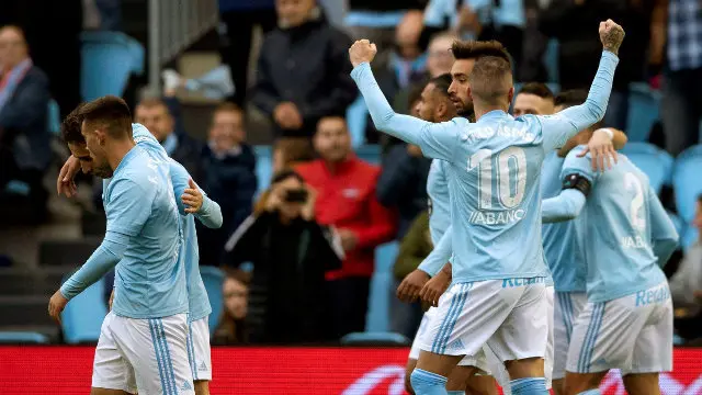 Los jugadores del Celta celebran uno de los goles ante el Levante.SALVADOR SAS (Efe)