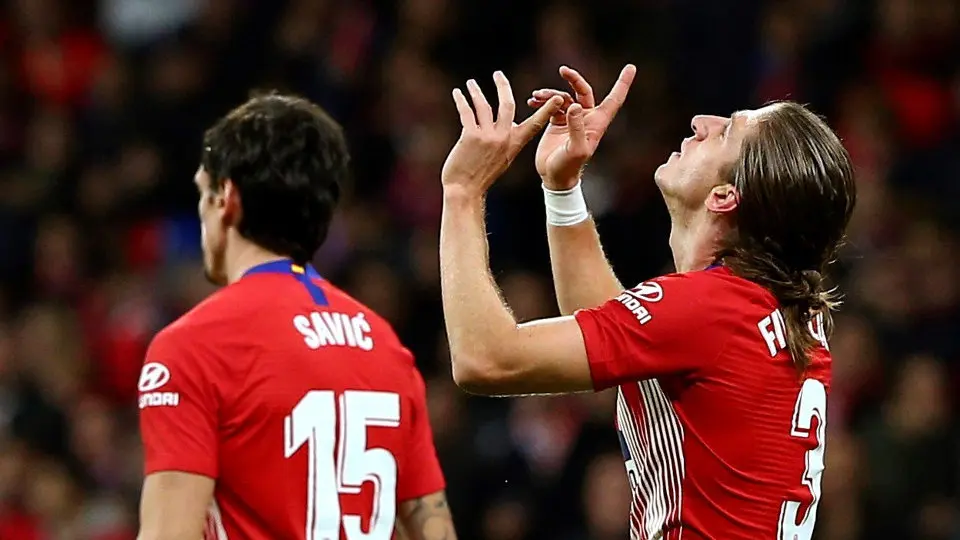 Filipe Luis celebra su gol ante la Real Sociedad.RODRIGO JIMÉNEZ (Efe)
