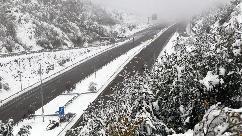 La nieve afect&oacute; a las carreteras. XES&Uacute;S PONTE