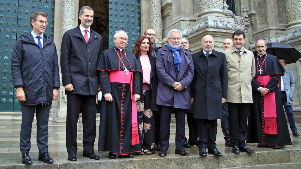 Felipe VI posa junto a Alberto Núñez Feijóo, María Jesús Montero, Javier Losada, Martiño Noriega, Miguel Ángel Santalices y Julián Barrio. LUIS POLO (AGN) 