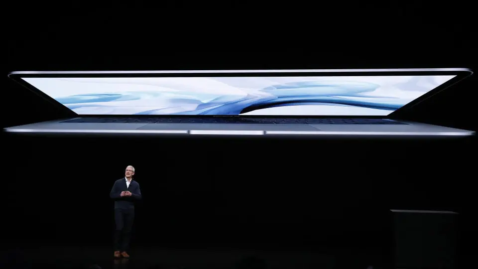 El consejero delegado de Apple, Tim Cook, presenta el nuevo portátil de Apple.JUSTIN LANE (Efe)