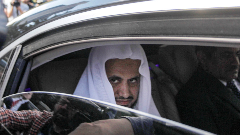 El fiscal general de Arabia Saudí, Saud al Moyeb (c), abandona el consulado saudí en Estambul.EFE