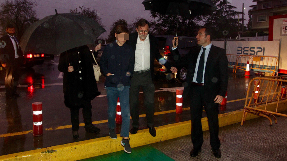 Mariano Rajoy, a su llegada al Tanatorio San Marcos junto a su hijo. RAFA FARIÑA