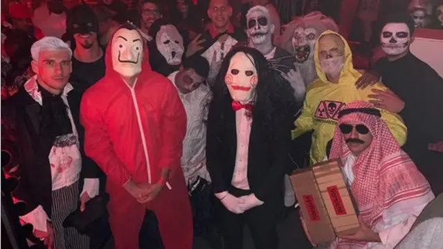 Rafinha (derecha) se disfrazó junto a sus compañeros de equipo. BAYERN