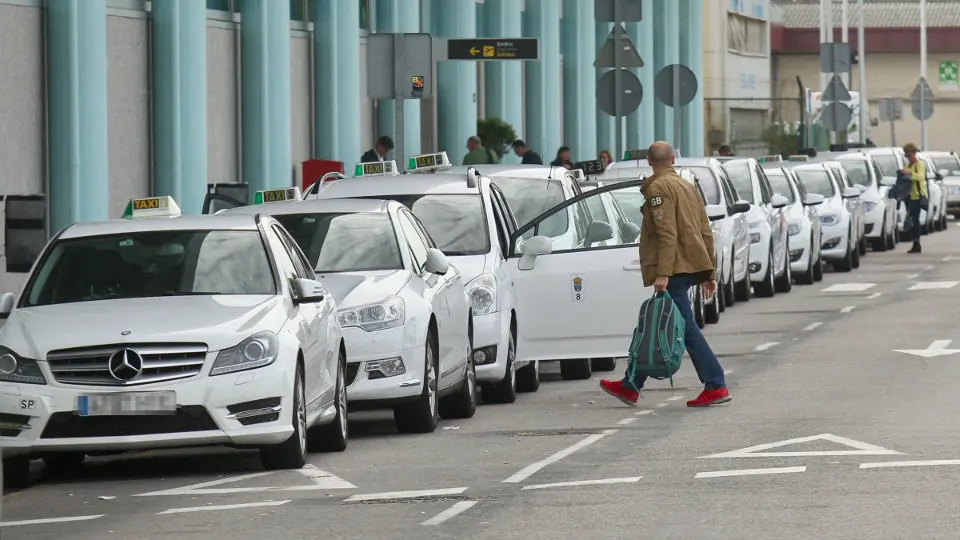 Taxis junto al aeropuerto vigu&eacute;s. RAFA FARI&Ntilde;A