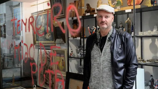 Tenreiro, con la pintada contra él. LAVANDEIRA JR. (EFE)