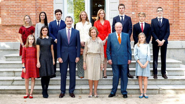 Los integrantes de la Familia Real posan en el almuerzo familiar en el Palacio de La Zarzuela con motivo del 80 aniversario de la Reina Sofía. CASA DE S.M. EL REY
