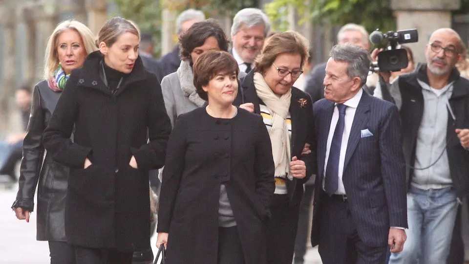 Soraya Sáenz de Santamaría, con Josemi Rodríguez Sieiro e Íñigo Méndez de Vigo detrás. RAFA FARIÑA