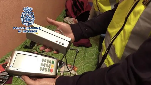 Lectores de tarjetas intervenidos por los agentes. POLICÍA NACIONAL