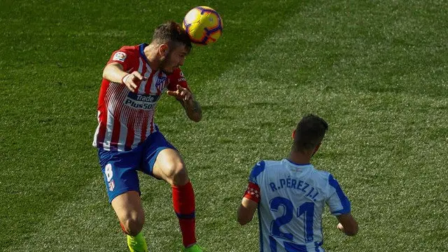 Saúl Ñíguez remata ante Rubén Pérez. EMILIO NARANJO (EFE)
