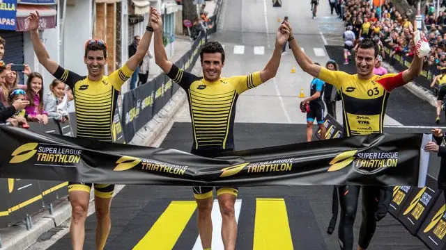 Gómez Noya (en el centro), con Mario y Lucas Mola. CATI CLADERA (EFE)