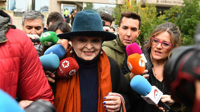 La actriz Lucía Bosé, a su salida de la Audiencia Provincial de Madrid, este lunes. FERNANDO VILLAR (EFE)