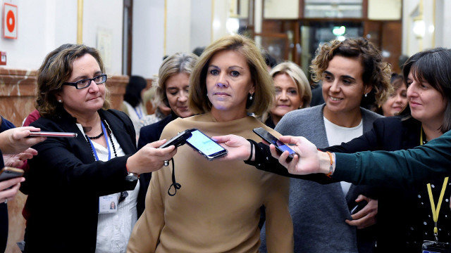 La exsecretaria general del PP María Dolores de Cospedal es preguntada por los periodistas en los pasillos del Congreso. FERNANDO VILLAR (EFE)