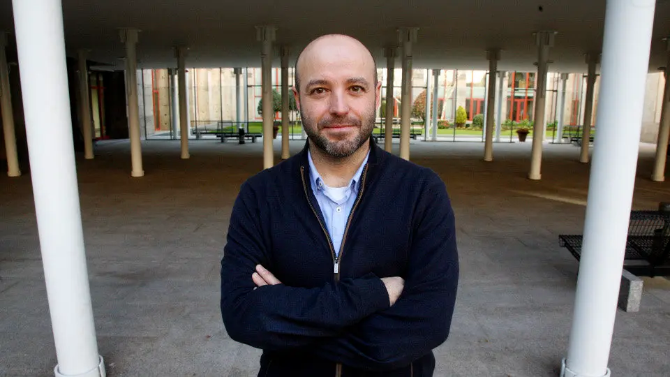 Luís Villares Naveira (Lugo, 1978), no patio interior do Parlamento de Galicia. PEPE FERRÍN (AGN)